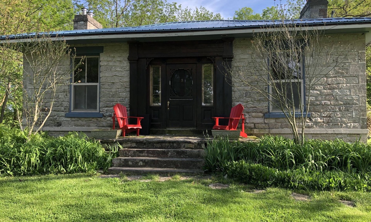 Kingsville Cottage | BarefootonPelee: Stonehouse [No Cleaning Fee! Fibre Internet!]