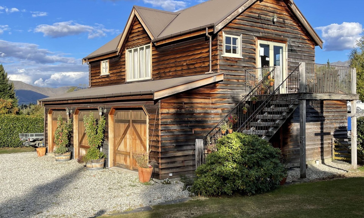 Dalefield Apartment | Barn Apartment - Self Cater - 5 min drive to Coronet Peak Ski field