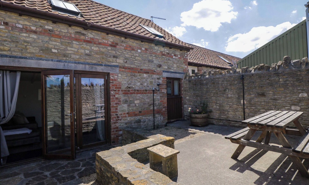 Frome Cottage | BARN COTTAGE, pet friendly, character holiday cottage in Frome