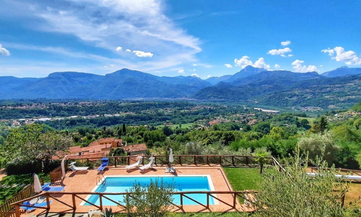 Mologno Villa | Barn renovation, panoramic Barga Views, Private Heated* Pool. Walk to restaurant