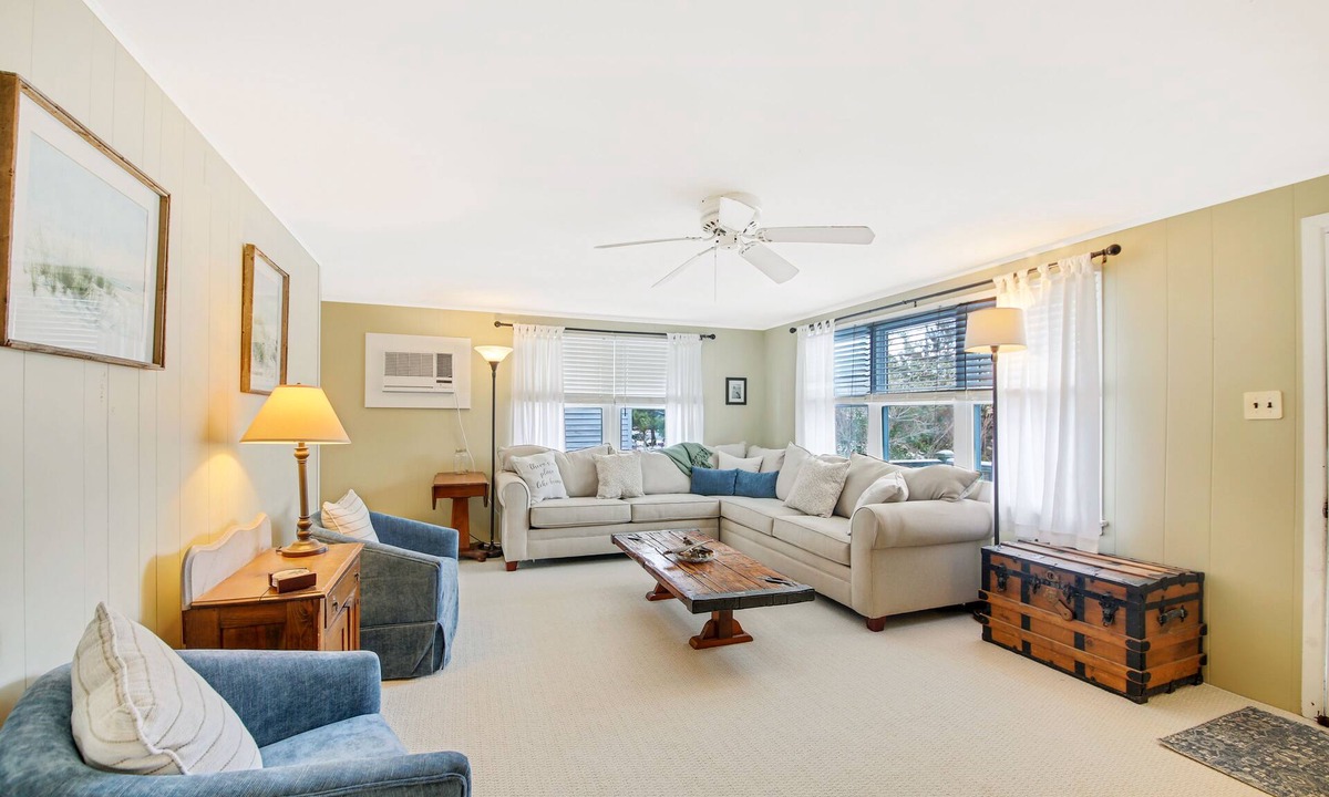Loveladies Cottage | Barnegat Light EASY walk to guarded ocean and bay beaches- 1st floor duplex