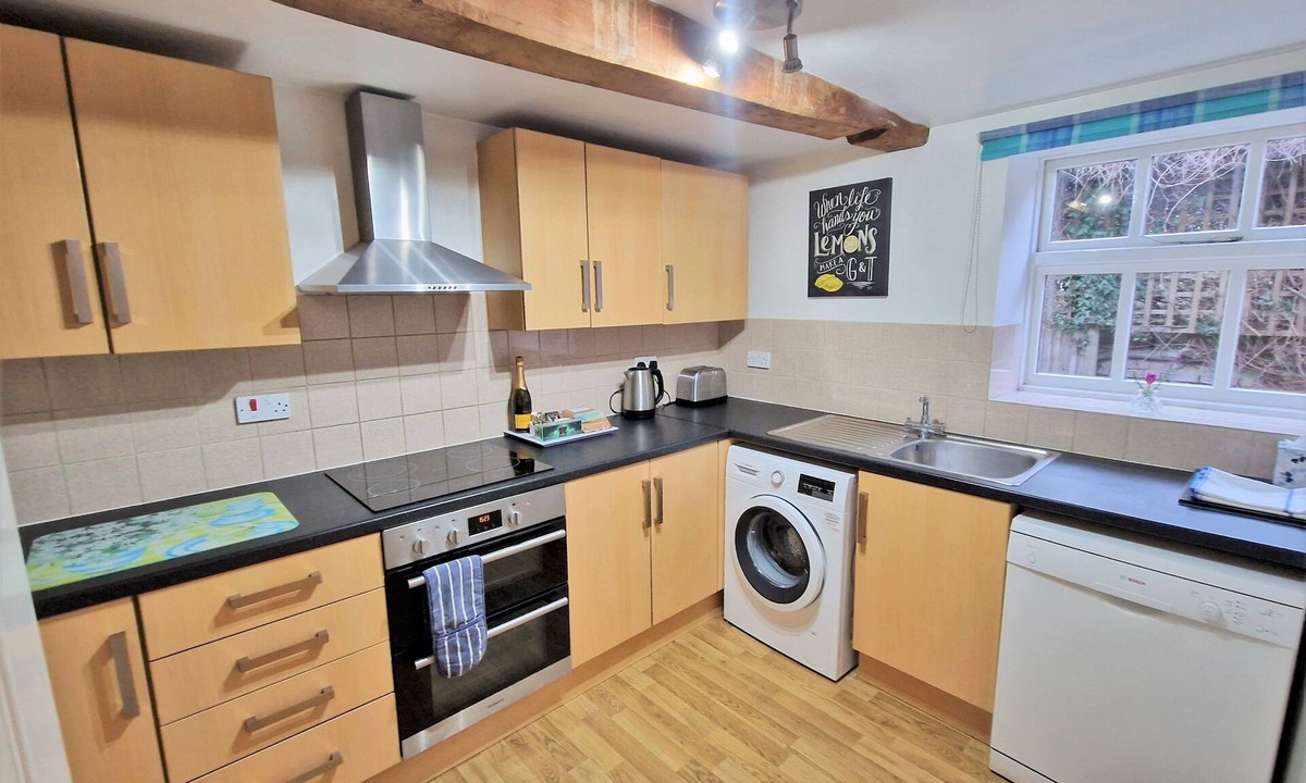 Ivinghoe Cottage | Barnyard Cottage - three bedroom barn conversion with free wi-fi
