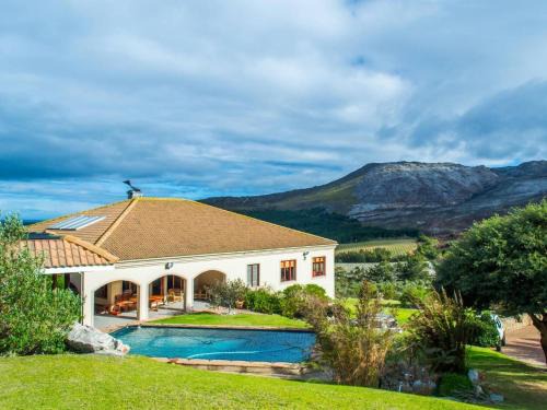 Bot River Villa | Barton Plover Villa near Hermanus - Pool Hot Tub