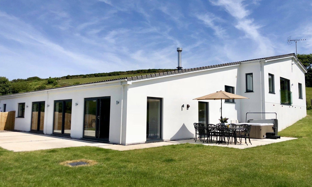 West Down Apartment | Barton Rock, sleeps 10 with a hot tub