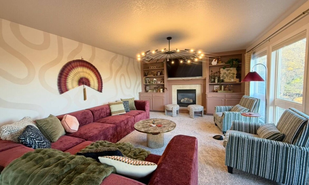 West Des Moines House | Base Camp – Modern Cozy Retreat with Sauna, Hot Tub & Fun for Families in WDM