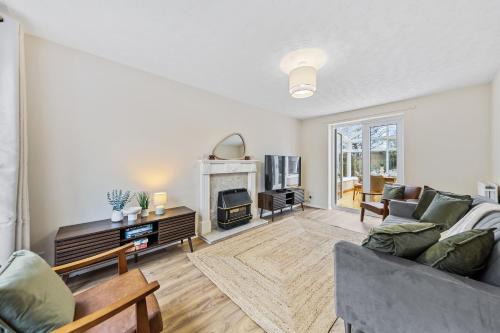 Oadby House | Base10Stays, 1A Leicester, 4-Bedroom, Sleeps 9, M1&M69, Free Parking and Garden, Contractors and Long Stays