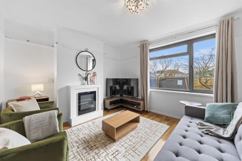 Leicester House | Base10Stays, 2NP, Large 4Bedroom House, Sleeps 10, Free Parking, M1&M69 & Leicester City, Garden, Contractors and Long Stays