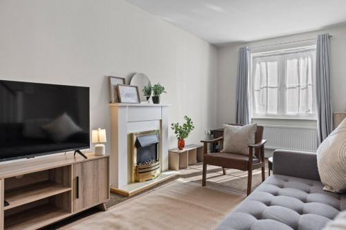 Hamilton House | Base10Stays - H3 Leicester, 3-Bedroom, Sleeps 8, A46, Free Parking and Garden, Contractors and Long Stays
