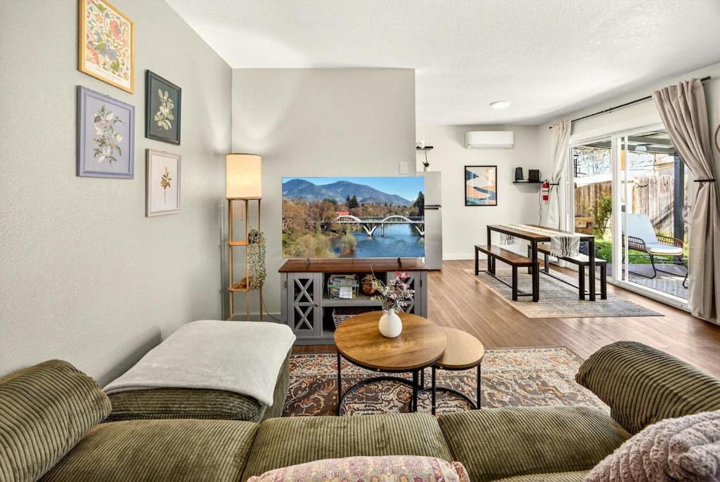 Grants Pass House | Basecamp GP Entire 4BR Duplex Near Downtown