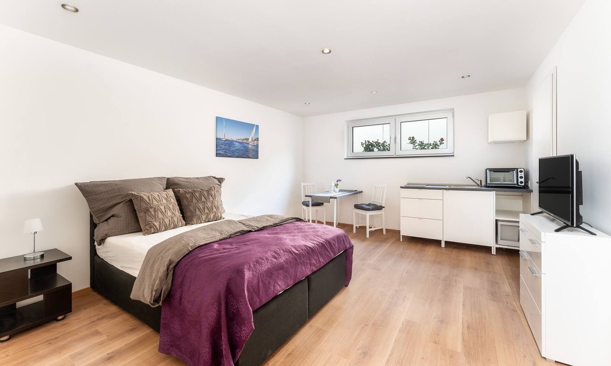 Harleshausen Apartment | Basement studio with king-size waterbed - good connection to the city center