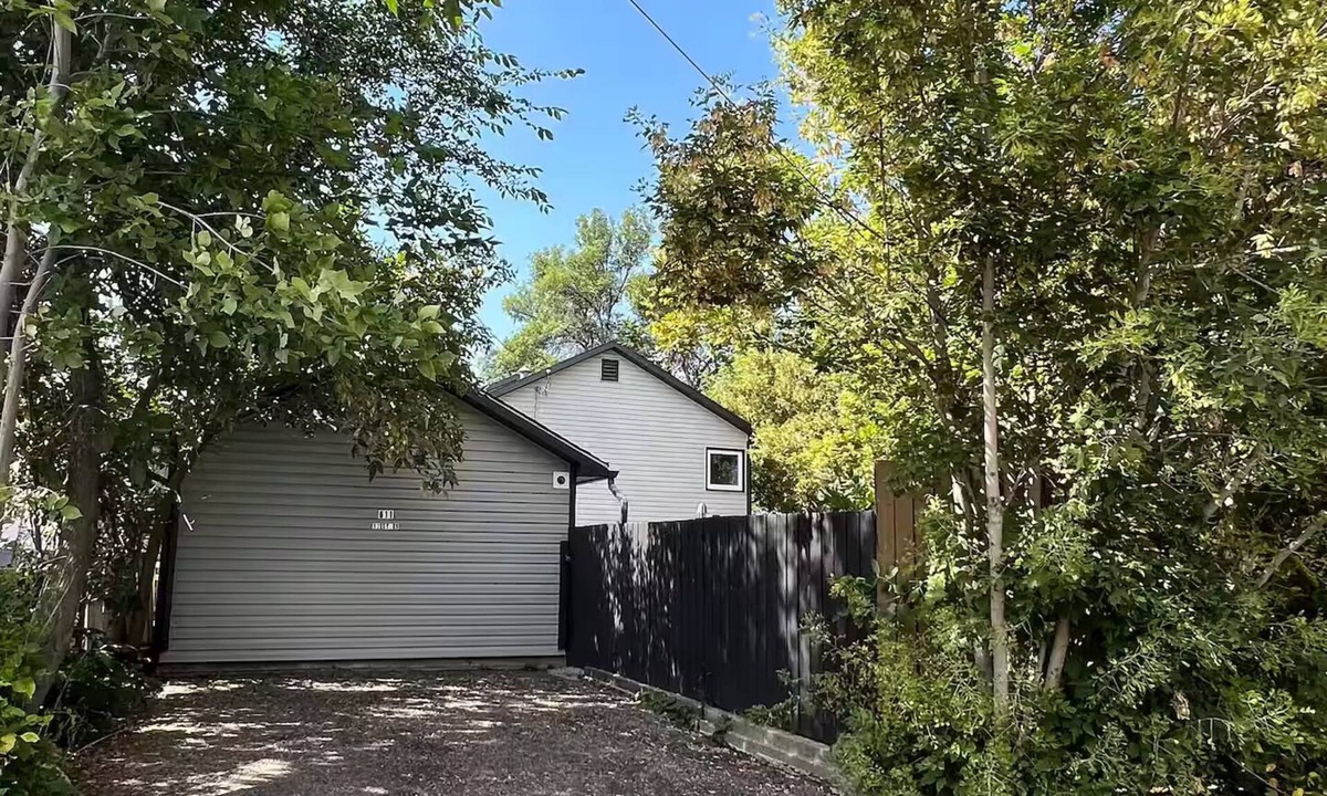 South Lethbridge Apartment | Basement suite & fenced yard