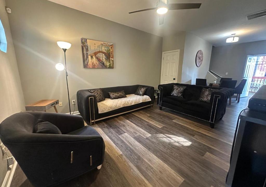 Southwestern Apartment | Basic 4 bedrooms with 6 beds 15 min from downtown sleeps 9 Adults comfortably for Work crews and Large groups