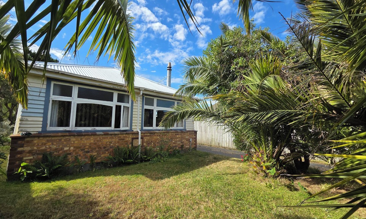 Christchurch House | Basic Kiwi Beach House!