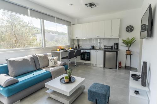 Monopari Apartment | Basil Leaf - Minimal View Retreat