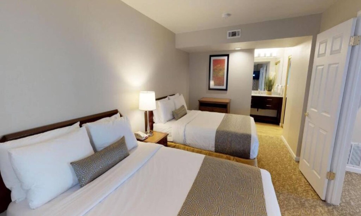 Newark Hotel | Bay Area Suite w/Fireplace & Lounge – Great Hub for Local Attractions