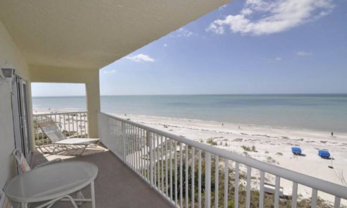 Pinellas County Resort | Bay & Beach ClubnFlorida's Gulf Beach n Indian Shores, FLnTimeshare/Resort