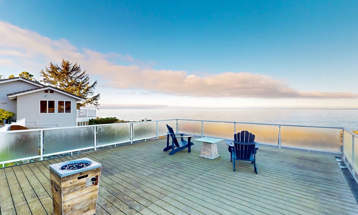 Oak Harbor Condo | Bay-front rental with views - across street from beach