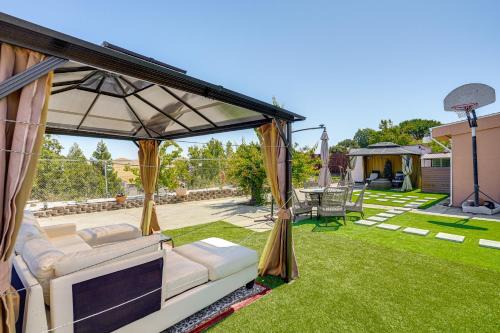 Hercules House | Bay & Hill Views: Modern Hercules Home