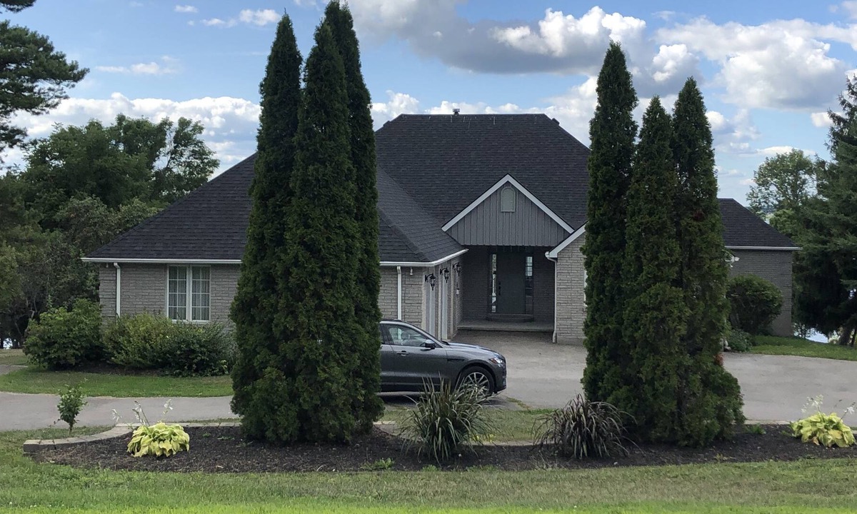 Carrying Place House | Bay of Quinte Waterfront in beautiful PEC!