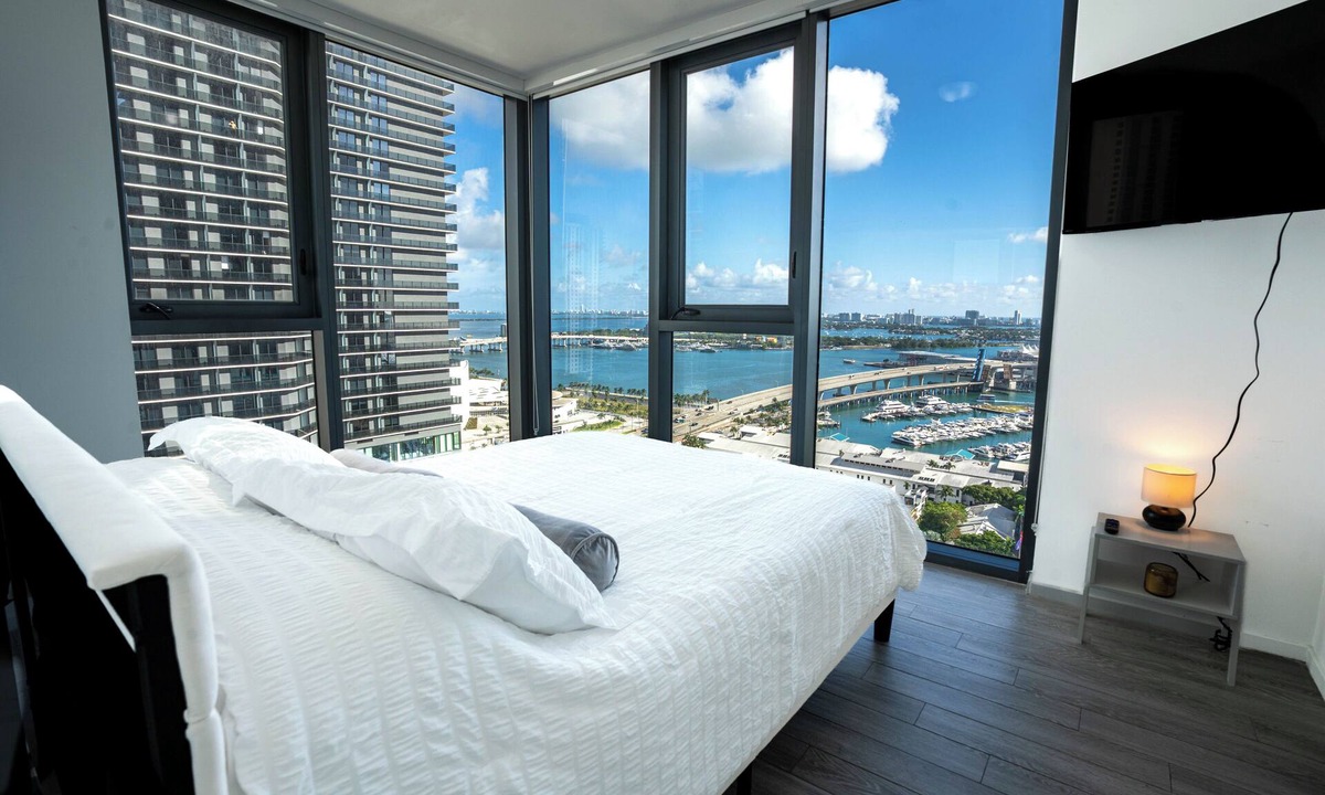Downtown Miami Apartment | Bay View 2BR Condo - Walk to PortMiami, Bayside & FIFA Fan Fest - Sleeps 6