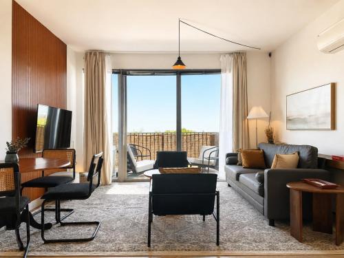 Bay View Apartment | Bay View Designer 2BR - Best Location with Balcony, Gym, and Terrace - Sleeps 6