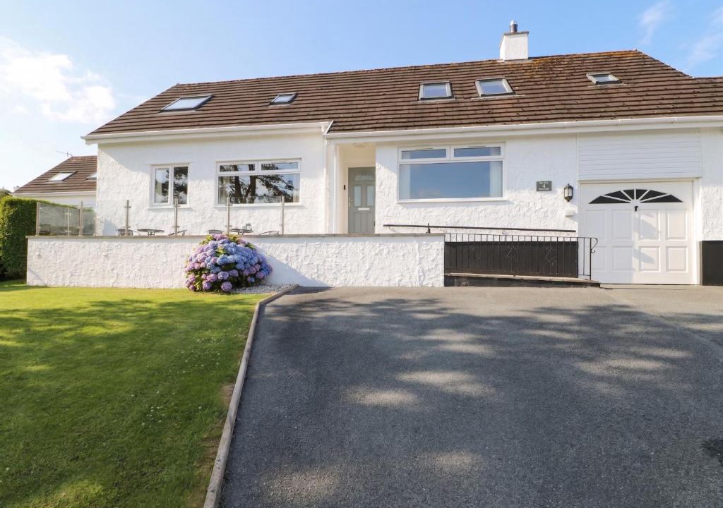 Benllech House | Bay View