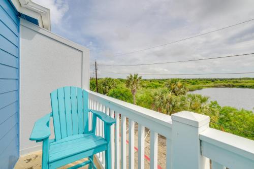 Galveston House | Bay View, Pool Access: Romantic Galveston Retreat!