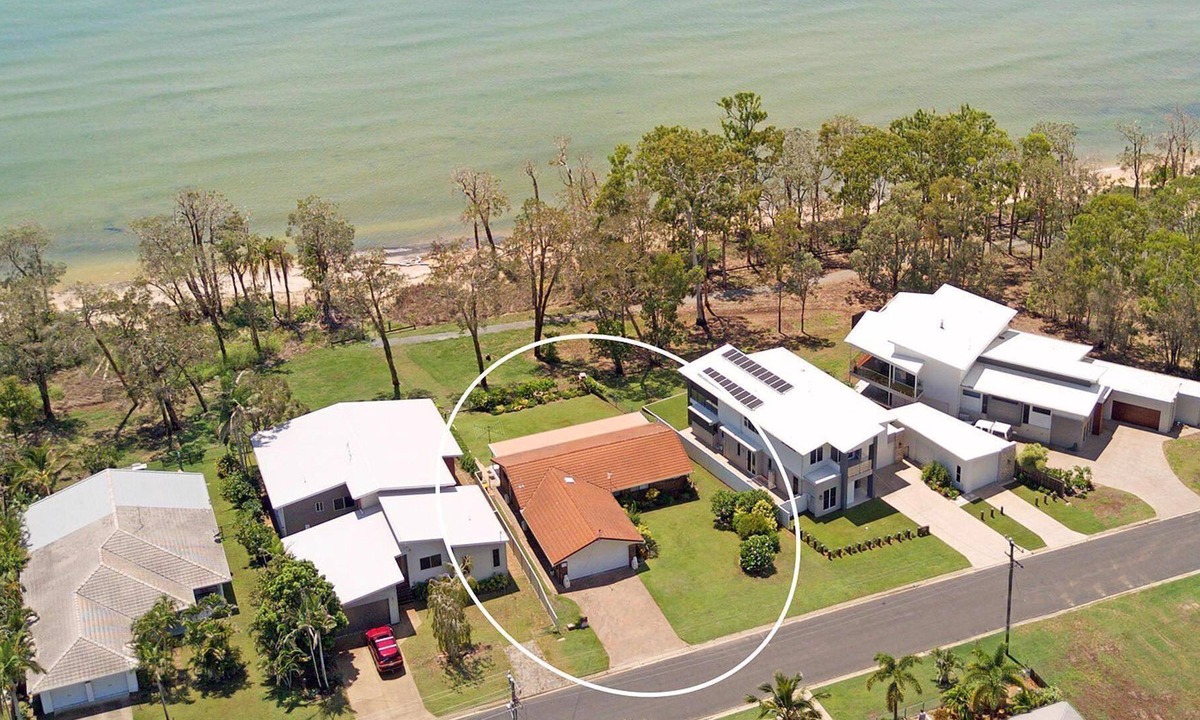 Traviston House | Bay Vista - Burrum Heads- Beachfront- 3 BR-Aircon-Pets Welcome