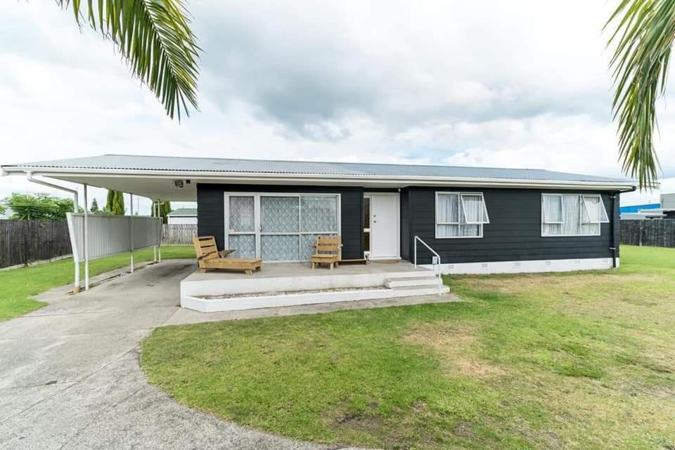Mount Maunganui House | Bayfair Backpack House