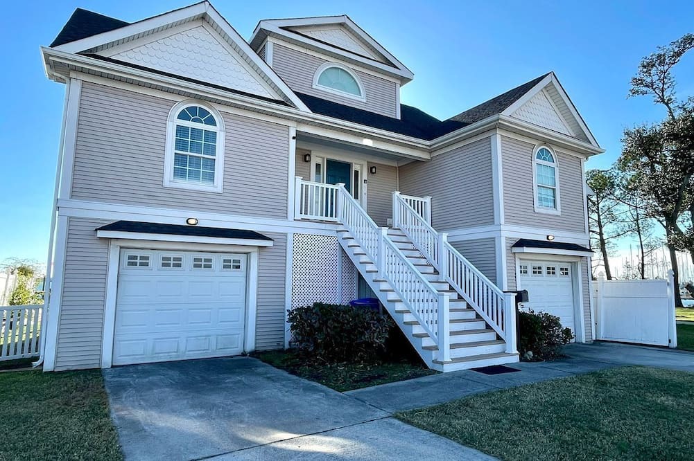 Willoughby Spit House | Bayfront House with Decks and Amazing Water Views in Norfolk, Virginia