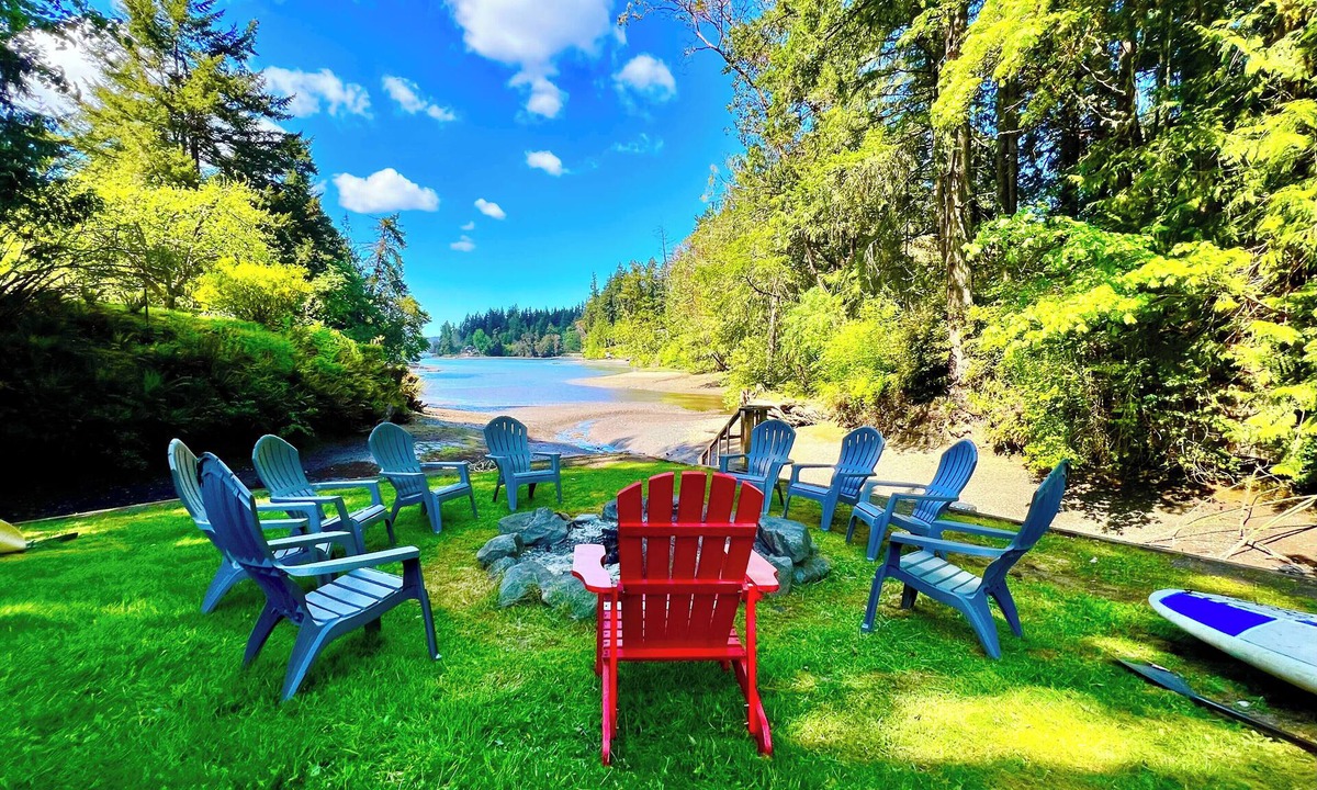 Rollingbay House | Bayfront PNW Lodge: Dock, Pickleball & Guest House