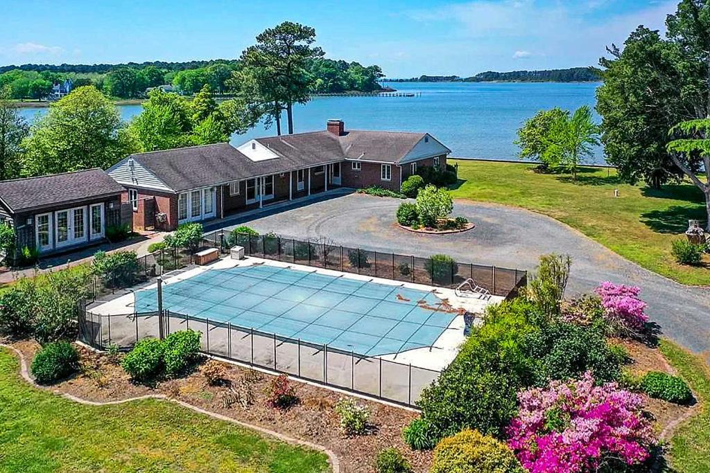 Davis Wharf House | Bayfront Retreat w/Game Room + Outdoor Pool!