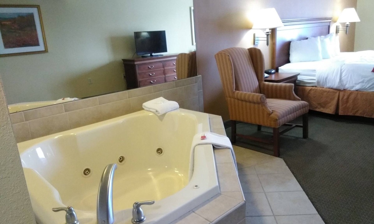Clinton Hotel | Baymont by Wyndham Clinton