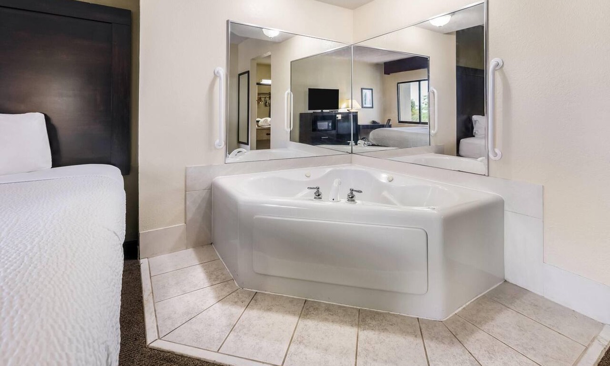 Janesville Hotel | Baymont by Wyndham Janesville