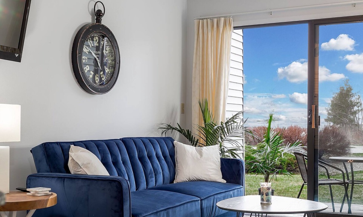 Acme Apartment | 🏖️ Bayview Studio Retreat @ The Shores | Private Deck + Beach Access ➠ 5606