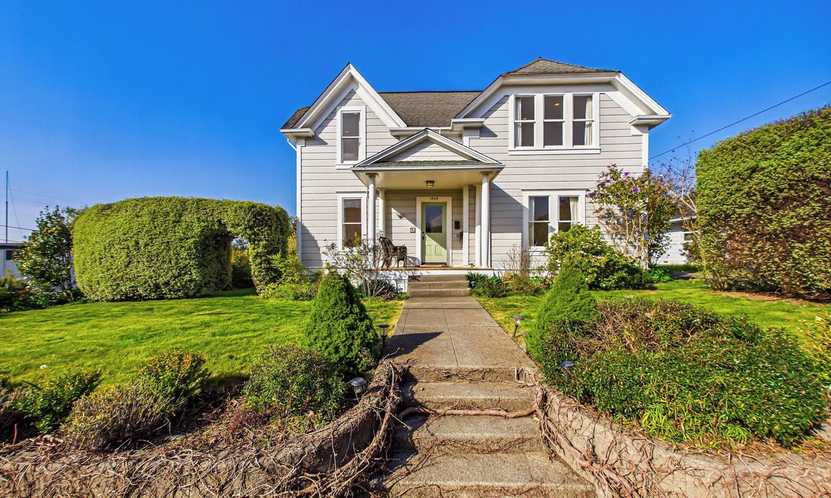 Arcata House | Bayview Victorian