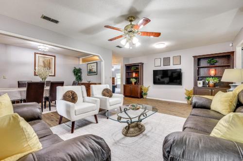 Edgar House | BBQ Ready: Hawthorne Home w/Screened-In Patio