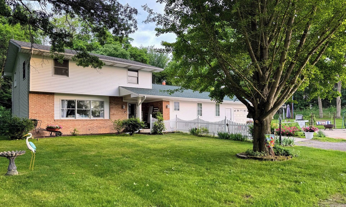Cassopolis House | BBQ, WIFI, full kitchen, smartTV, firepit, Queen