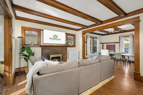 Lyn-Lake House | Bde Maka Stay - Classic 5 BR Heart of Uptown - Hennepin & Lyndale - Close to Lakes