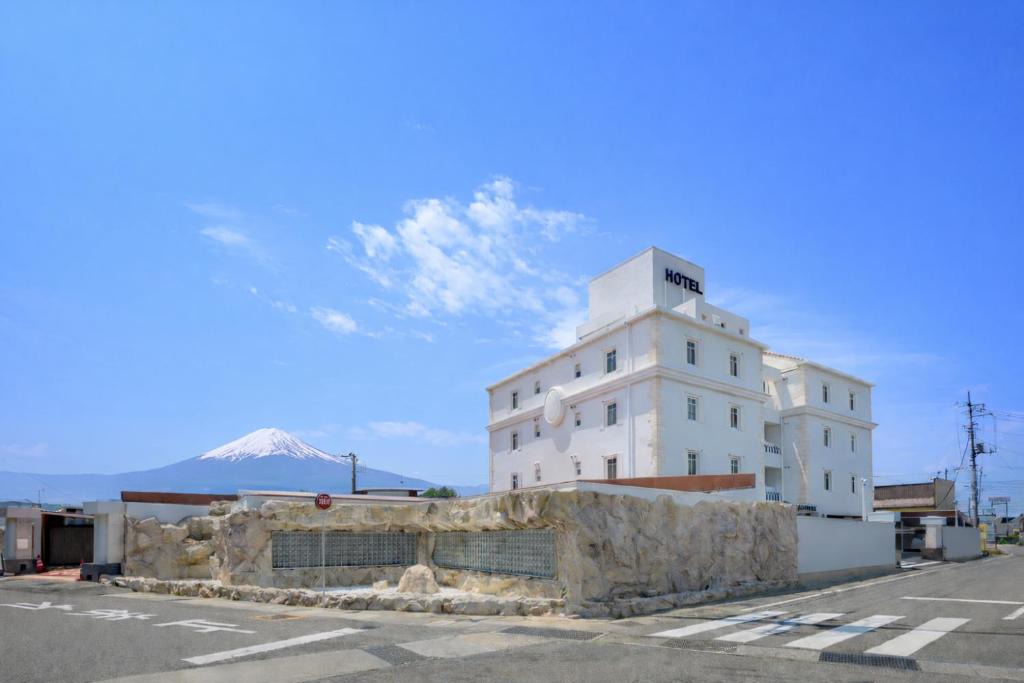Showa Hotel | BE FREE HOTELS甲府は2025年8月にカップル専用のホテルをフルリノベーションした まったく新しいスタイルのホテルです様々なご利用者様の自由な過ごし方を提供するホテルとしてBE FREE HOTELsと名付けました