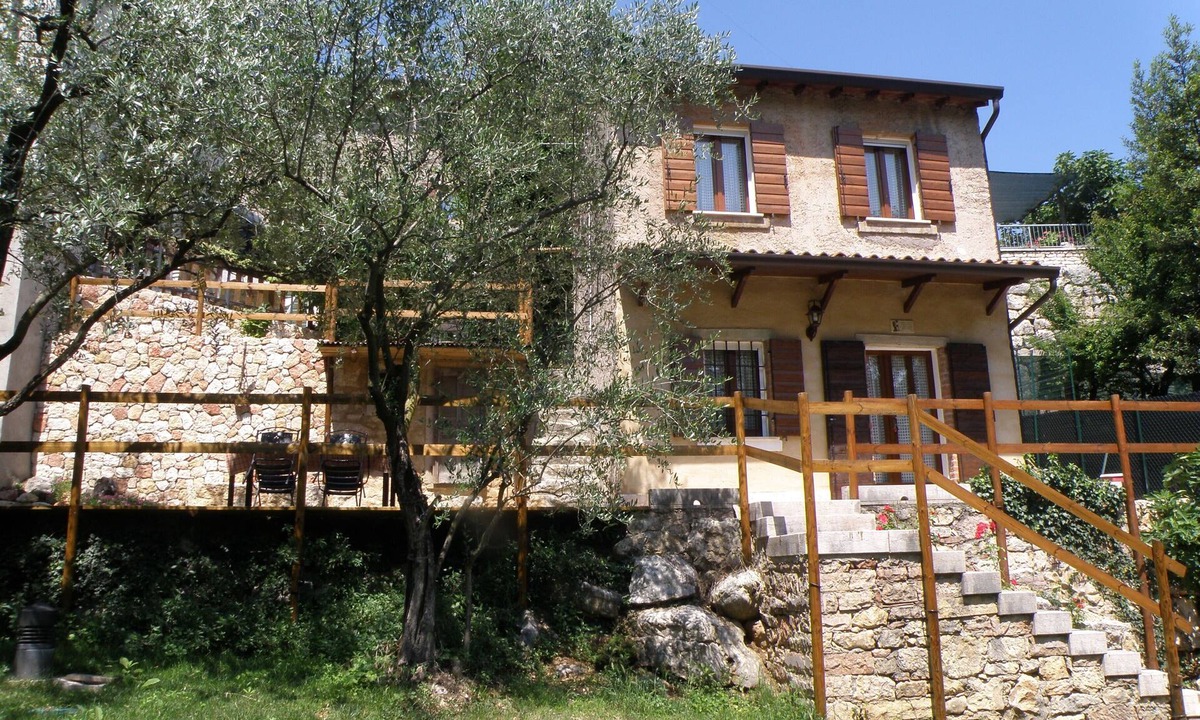 Sant'Ambrogio di Valpolicella House | Between art and wine in the heart of the Valpolicella . .