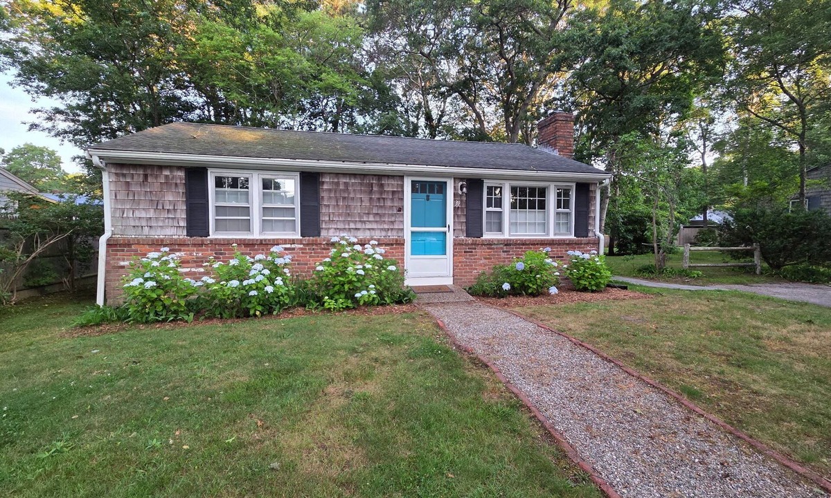 West Hyannisport Cottage | Beach 0.7 Mi walk- Craigville & Covell. A/C, bikes, 3 Day min May, June,Jul 7-11