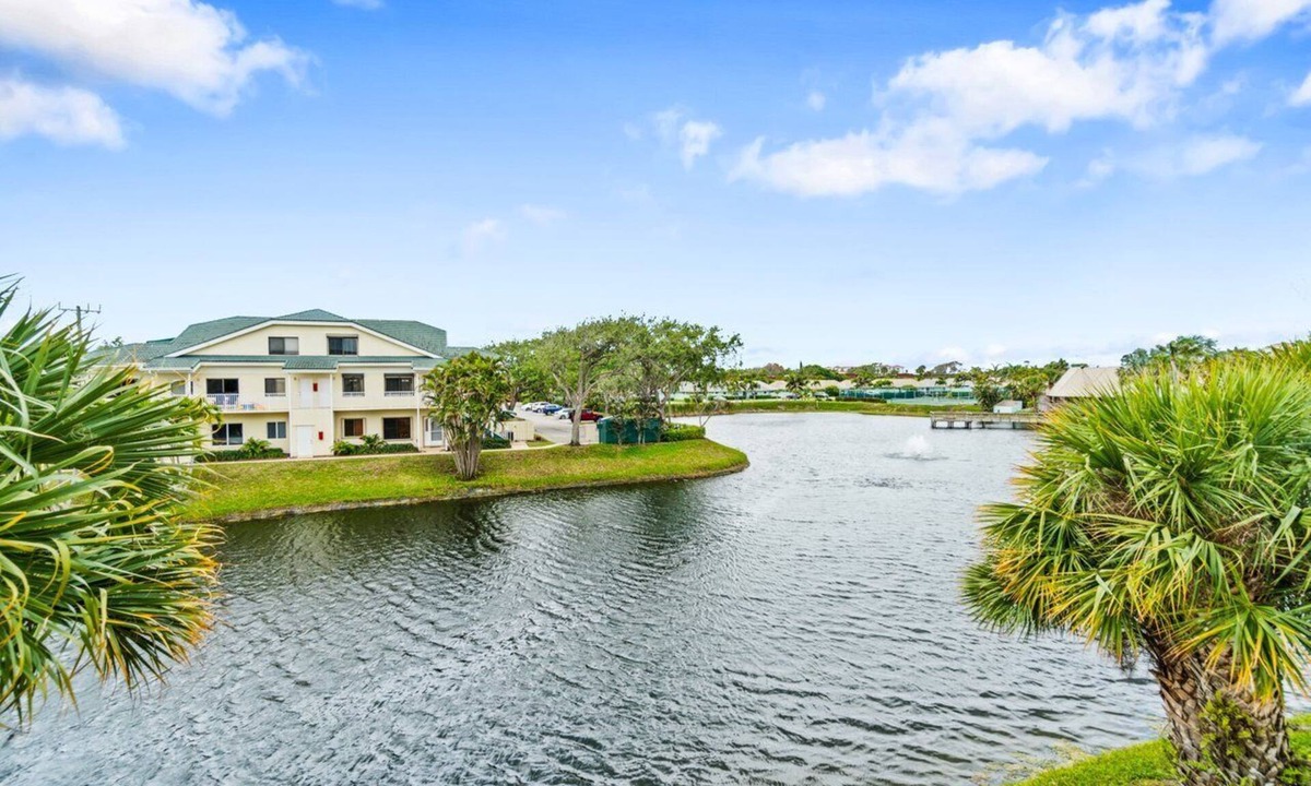 Jupiter Apartment | Beach Access 3-bedroom apartment in tranquil Jupiter, Pool, AC, Park, Wifi.