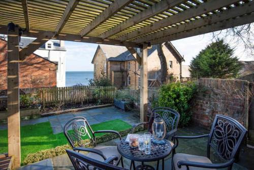 Muston House | Beach Approach House - 30 steps from beach - Luxury house - kids slide and chill-out room - amazing location - garden