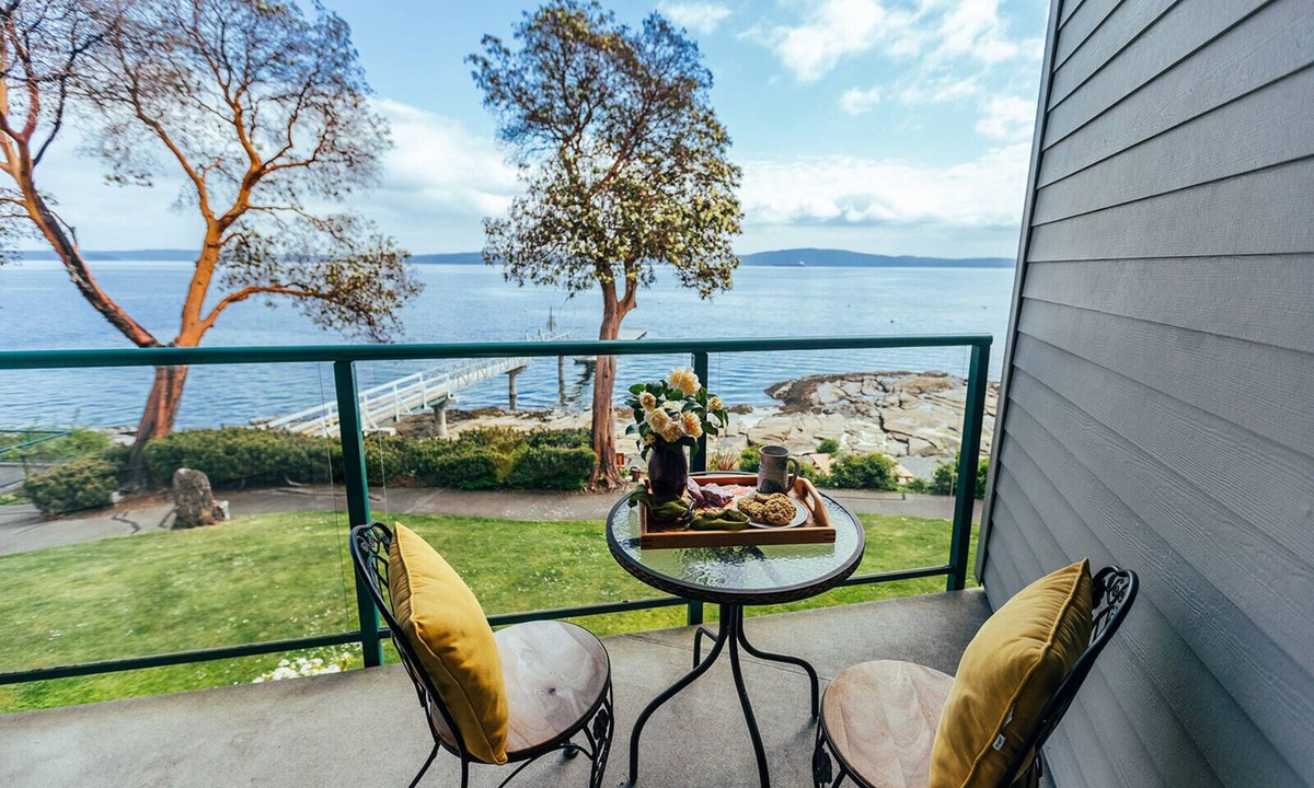 Yellow Point Condo | Beach Bliss oceanfront king studio! Balcony, stunning view, pool, dock & hot tub