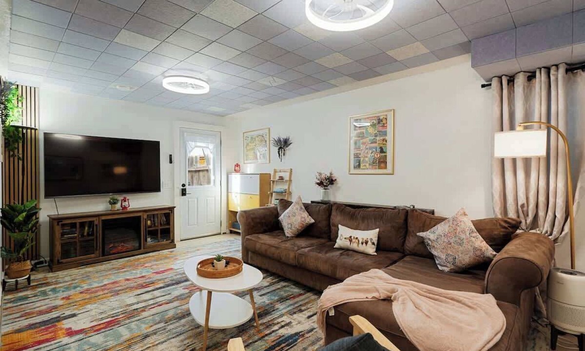 Sharp Park Apartment | Beach Block 2BR Retreat w/Palm Courtyard Walk to Ocean Near SF