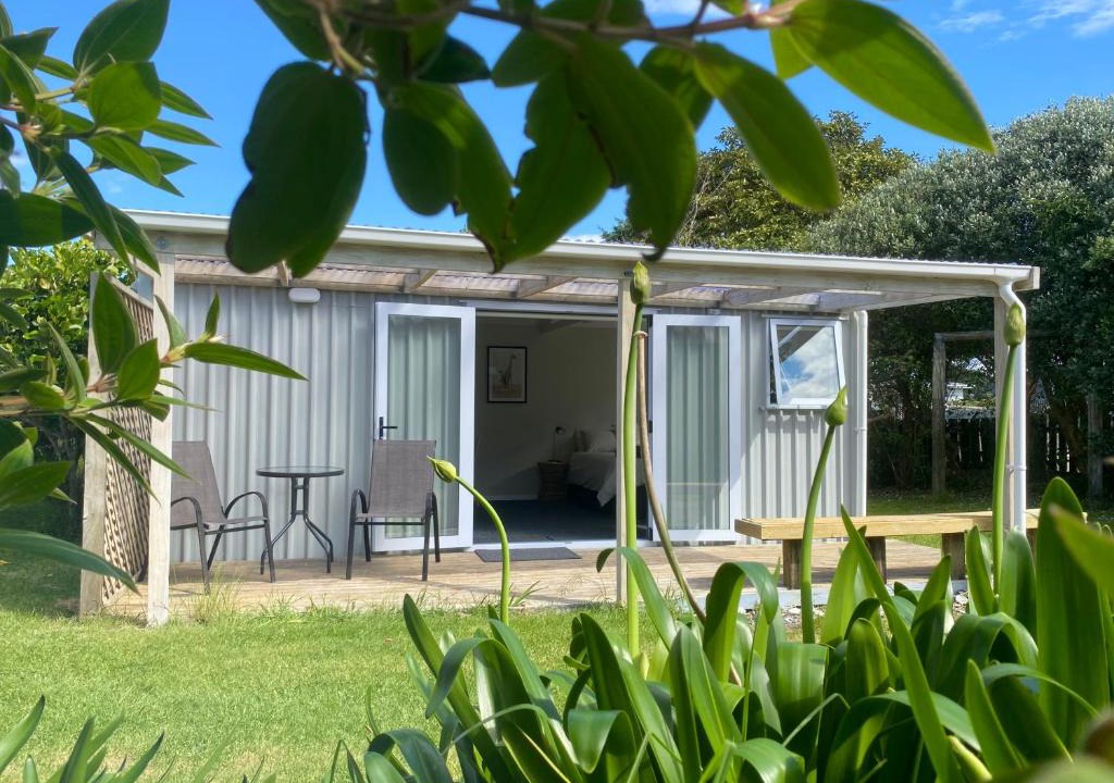 Waihi Beach House | Beach Break Studio Cabin - short walk to beach and cafes