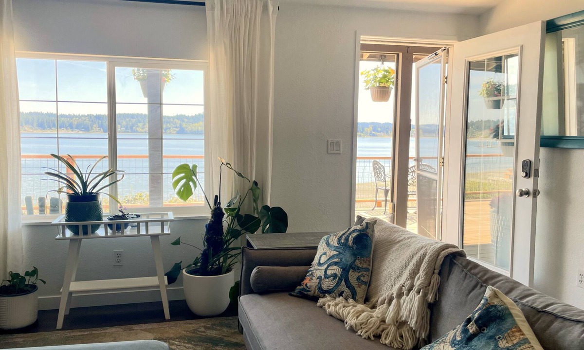Silverdale House | Beach bungalow and studio suite. Entire property.