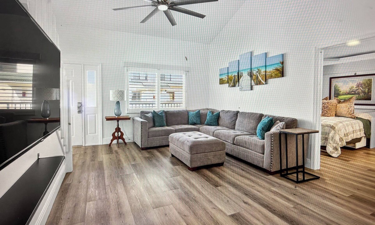 Bella Vista Villa | Beach Bungalow Jupiter Carlin Park across street from beach Htd Pool/Pickle Ball