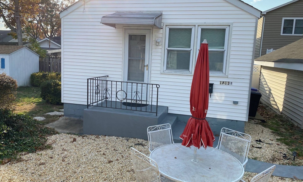Lake Como House | Beach Cottage 4 Blocks From Beach 3 Blocks East of Main Street Bars/restaurants
